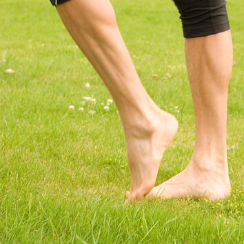 Gesunde Füße nackte Füße im Gras