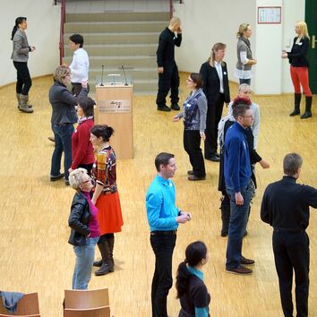 Workshop - Stressmanagement Teilnehmer eines Workshops führen Life Kinetik Übungen durch