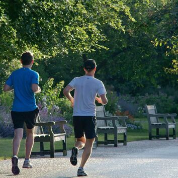 Joggen und Laufen richtige lernen Männern beim Joggen im Park