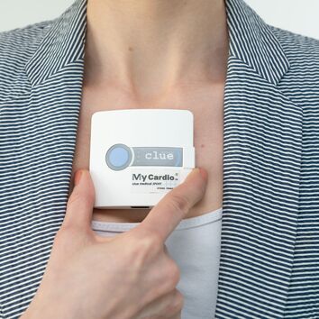 Stresstest Medical Clue Nahaufnahme Messgerät Medical Clue vor einer Frau