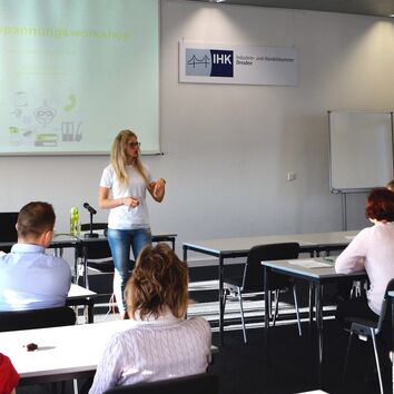 Workshop für Vielsitzer Referentin vor Gruppe während eines Seminars