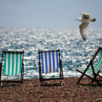 Länger fit in Beruf und Alltag - Locker bleiben leere Liegestühle am Meer