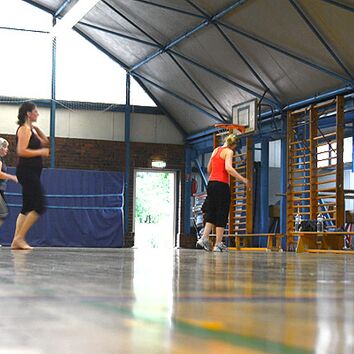 Zumba mit Katrin Seitenansicht von Zumbagruppe und Ihrer Trainerin