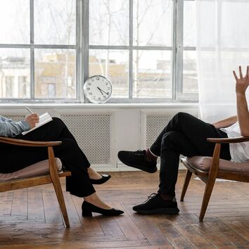 Mentale erste Hilfe leisten Frau und Mann in einem Therapiegespräch