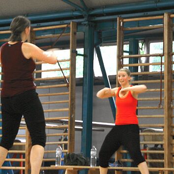 Zumba Trainerin im Focus Zumba Trainerin und eine Teilnehmerin im Focus