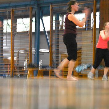 Zumba Teilnehmer in Aktion Zumbainstructorin und 2 Teilnehmer
