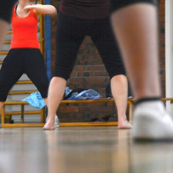 Zumbagruppe bei Training Beine von Zumbakursteilnehmern