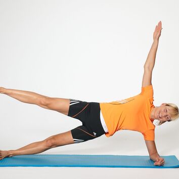 Frau in Seitstütz zur Kräftigung der tiefliegenden stabilisierenden Muskulatur des Rumpfes