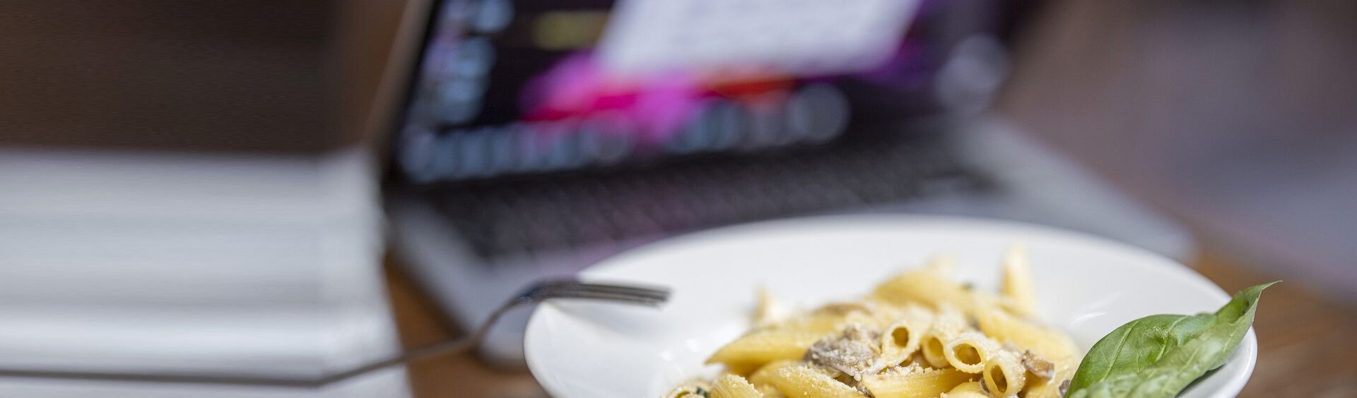 Essen am Arbeitsplatz - Gesunde Ernährung im Arbeitsalltag Essen am Arbeitsplatz - Gesunde Ernährung im Arbeitsalltag
