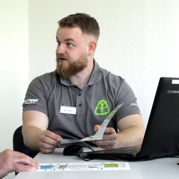 BGF Dr. Wolff Back Check in Sachsen SPORTIVATIONs Mitarbeiter bei der Beratung während einer BGF Maßnahme