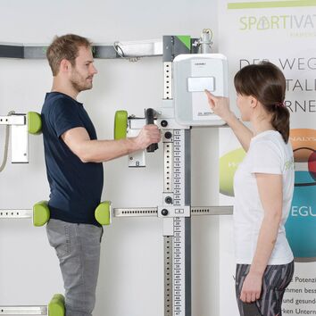 Dr. Wolff Back Check Mann wird im Dr. Wolff Back Check von einer Frau getestet