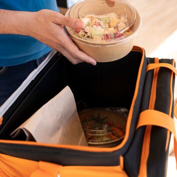 Fahrradtasche wird mit Frischhaltebox gefüllt