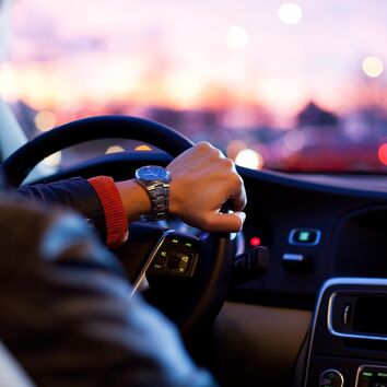Arbeiten, wenn andere schlafen  - Schichtarbeit Workshop Busfahrer am Lenkrad bei Nacht